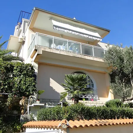Laguna Apartment *